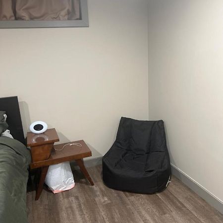 Spacious Room & Living Area In Nw! Calgary Bagian luar foto