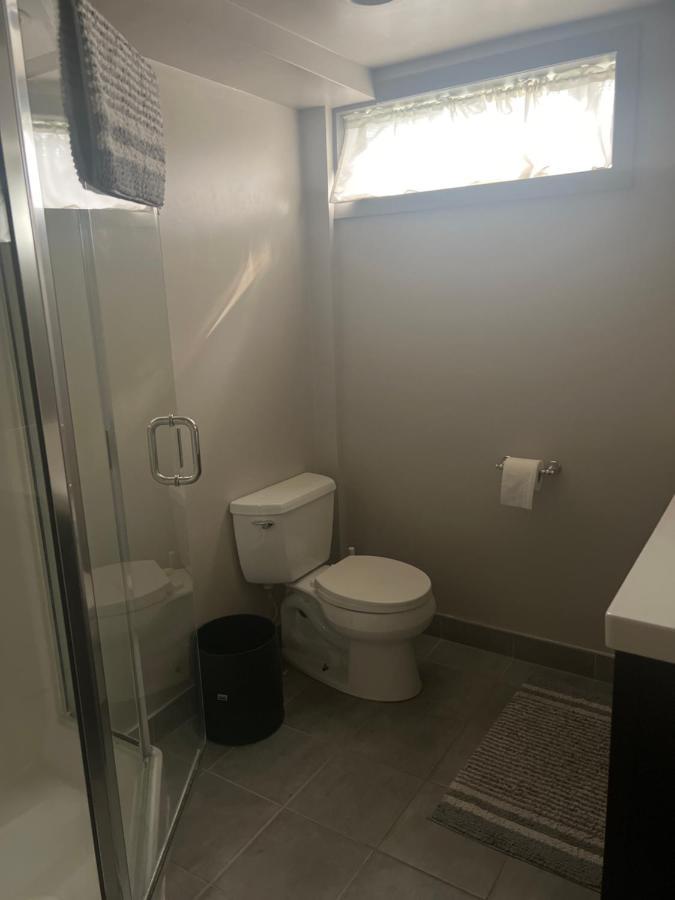 Spacious Room & Living Area In Nw! Calgary Bagian luar foto