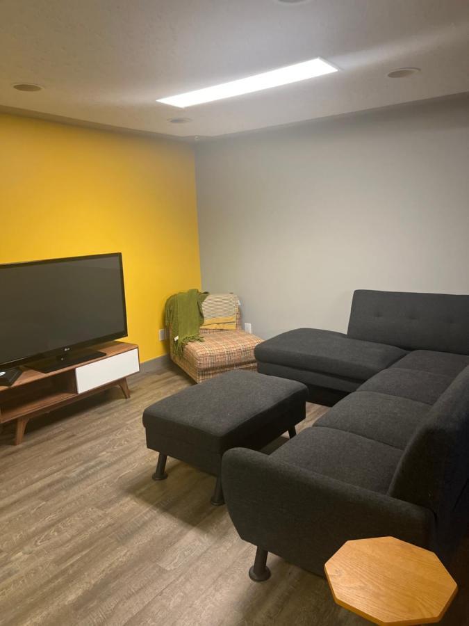 Spacious Room & Living Area In Nw! Calgary Bagian luar foto
